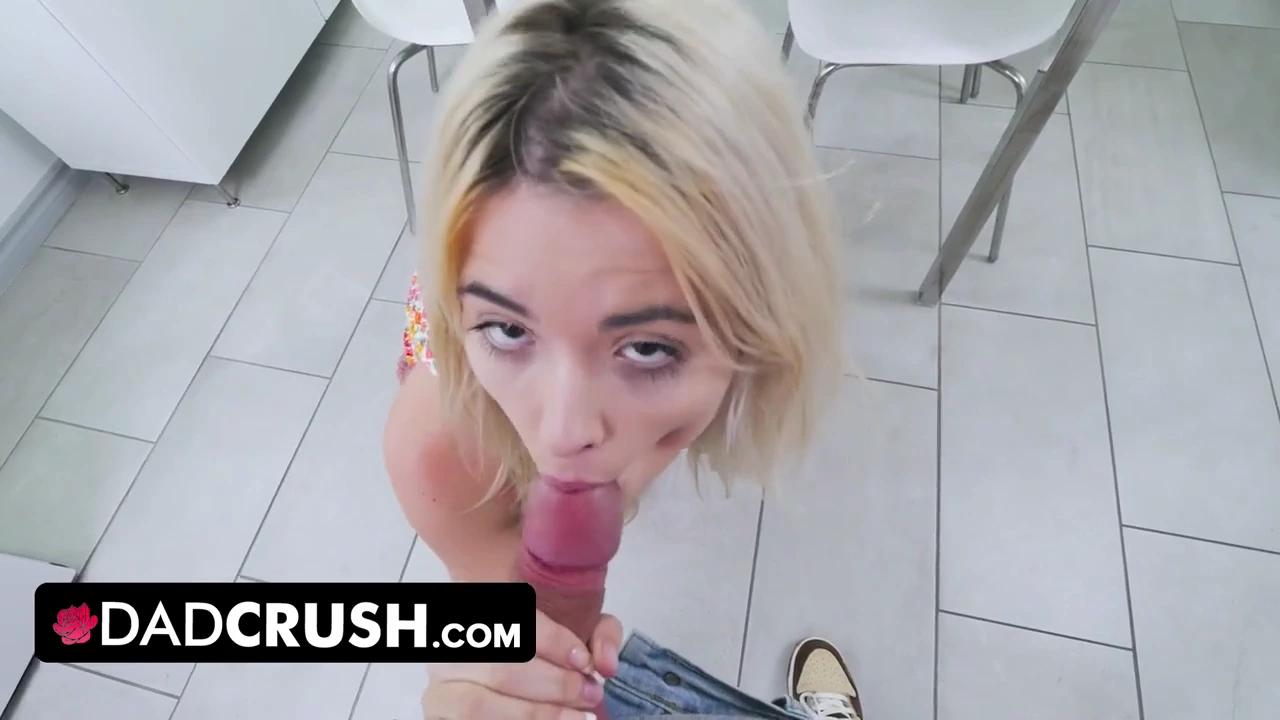 Tytärpuoleni kyltymättömät seksuaaliset halut johtavat ongelmiin - DadCrush-fantasia porn video